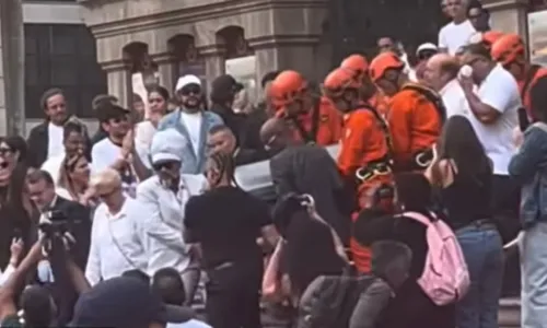 
					Carlinhos Brown carrega caixão de Preta Gil junto com bombeiros; VÍDEO
				
				