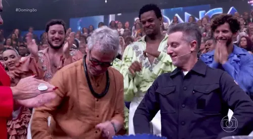 
					Carlinhos de Jesus dança após meses em cadeira de rodas e é ovacionado
				
				