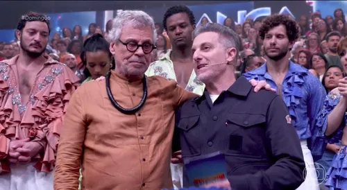 
					Carlinhos de Jesus dança após meses em cadeira de rodas e é ovacionado
				
				