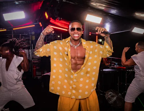 
					Carnatal 2025: bloco de Léo Santana enfrenta chuva e atraso
				
				