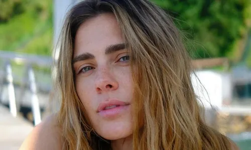 
					Carolina Dieckmmann ostenta corpão e renova bronze na Bahia; FOTOS
				
				