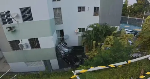 
					Carro cai de ribanceira, capota e entra em condomínio em Salvador
				
				