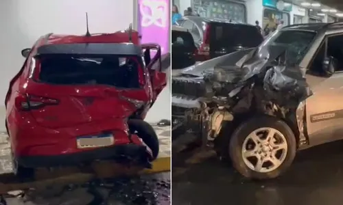 
				
					Carro de luxo invade estacionamento e atinge três veículos em Salvador
				
				