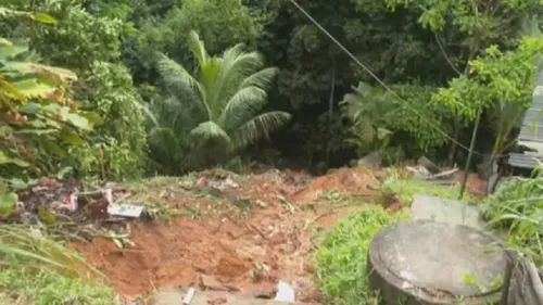 
					Casa desaba durante fortes chuvas e deixa casal ferido em Salvador
				
				