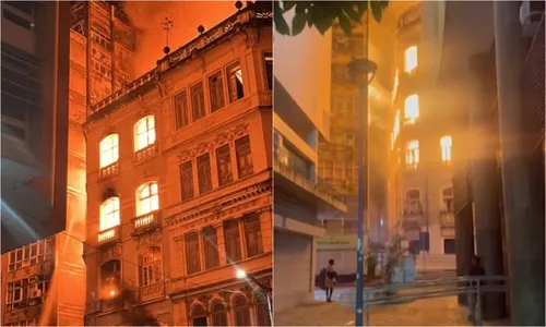 
					Casarão pega fogo e atinge três prédios no centro de Salvador
				
				