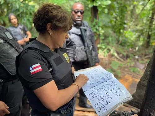 
					Caseiro preso com arsenal de fuzis na Bahia tem prisão mantida
				
				