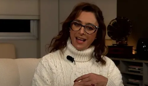 
				
					Cátia Fonseca nega acerto com nova emissora e rebate a Band
				
				