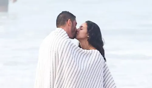 
					Mariana Goldfarb deixa seios à mostra em festa de Marquezine; fotos
				
				