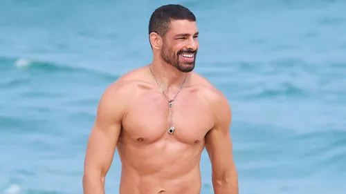 
					Cauã Reymond ostenta tanquinho em cenas de 'Vale Tudo'
				
				