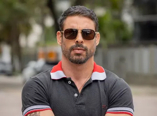 
					Emílio Dantas se revolta após levar golpe na internet
				
				