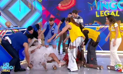 
				
					Celso Portiolli se preocupa no SBT após Narcisa levar tombo ao vivo
				
				