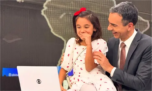 
					César Tralli encanta com 'visita ilustre' da filha no Jornal Hoje
				
				