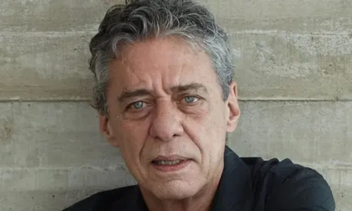 
				
					Chico Buarque é internado e passa por cirurgia; saiba estado de saúde
				
				