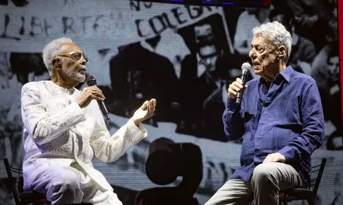 
				
					Chico Buarque é internado e passa por cirurgia; saiba estado de saúde
				
				