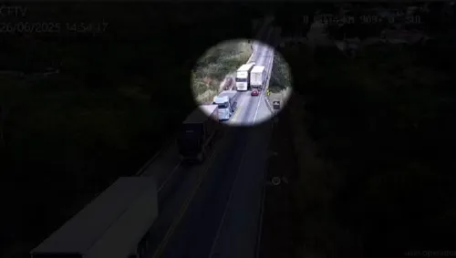 
				
					Cinco ficam feridos após carreta arremessar carro de ponte na Bahia
				
				