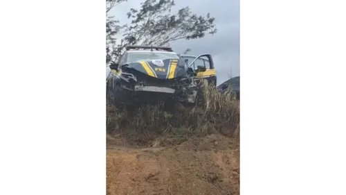 
					Colisão entre carreta e viatura da PRF deixa um policial ferido na BA
				
				