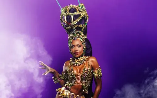 
					Gaby Amarantos surge vestida de cobra e canta com Joelma no The Town
				
				