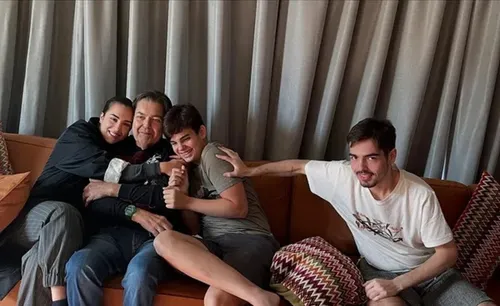 
					Com a saúde delicada, Faustão surpreende e vai levar a filha ao altar
				
				