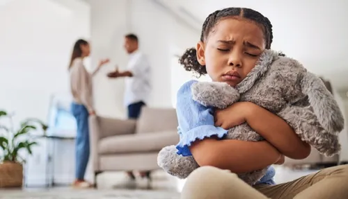 
					Crianças sem escuta, adultos medicados
				
				