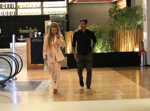 
					Dado Dolabella faz filar andar e surge na cama com ‘loira misteriosa’
				
				