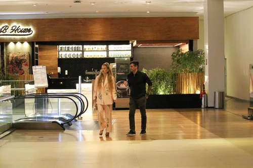 
					Dado Dolabella faz filar andar e surge na cama com ‘loira misteriosa’
				
				