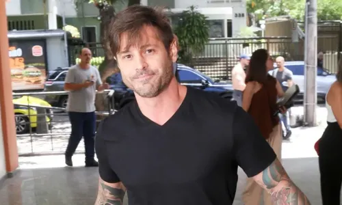 
					Dado Dolabella surge em delegacia após ser acusado de agredir ex
				
				