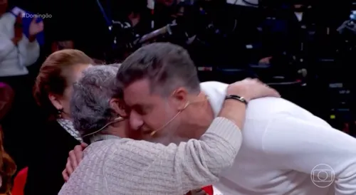 
					Dança dos Famosos: Carlinhos de Jesus cai no choro com atitude de Huck
				
				