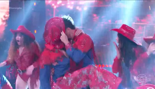 
					Dança dos Famosos: Rodrigo Faro ‘beija’ Silvero Pereira e agita web
				
				