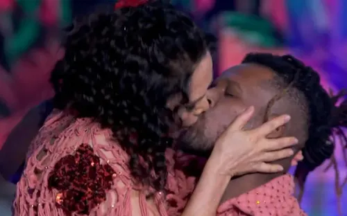 
					Dança dos Famosos: Tereza Seiblitz beija professor e choca jurados
				
				