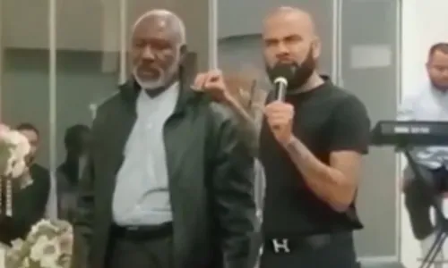 
					Daniel Alves reaparece com novo visual e vira pregador em igreja; veja
				
				