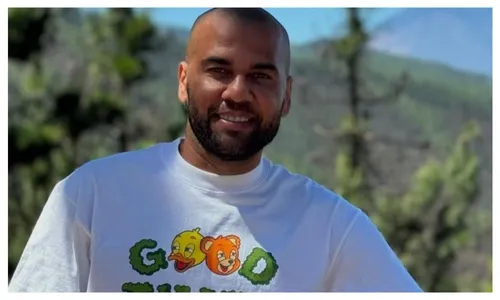 
					Daniel Alves reaparece com novo visual e vira pregador em igreja; veja
				
				