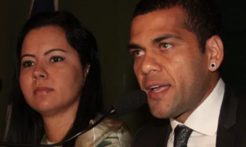 
					Daniel Alves prega para 35 mil pessoas e mente sobre prisão; veja
				
				