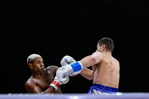 
					Davi Brito é humilhado por Sacha Bali e vira piada: 'Apanhou pouco'
				
				