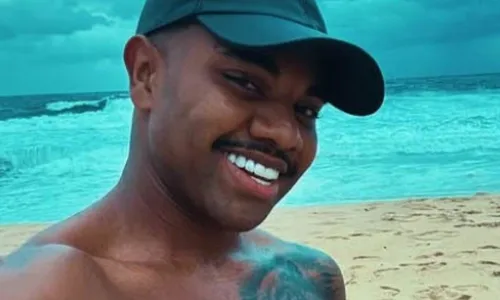 
				
					Davi Brito ostenta novo visual após harmonização e lipo; FOTOS
				
				