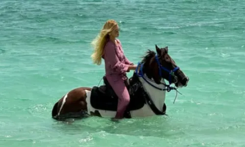 
					De biquíni, Marina Ruy Barbosa causa alvoroço com cavalo dentro do mar
				
				