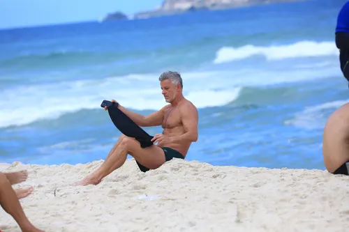 
					De sunga verde, Marcello Novaes rouba a cena em folga de 'Dona de Mim'
				
				