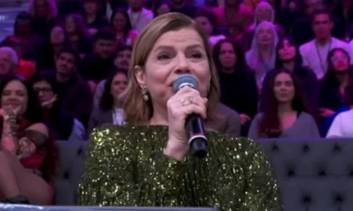   					Debora Bloch quebra protocolo com galã da Globo: 'Odete pegaria'  				  				