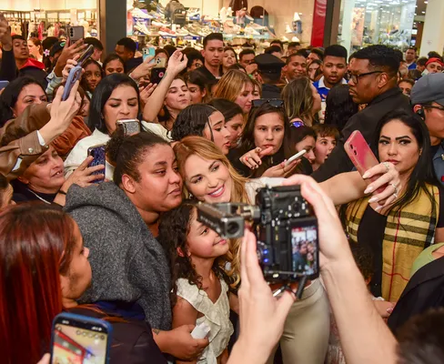 
					Deolane Bezerra causa tumulto durante evento em meio à briga judicial
				
				