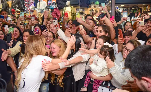 
					Deolane Bezerra causa tumulto durante evento em meio à briga judicial
				
				