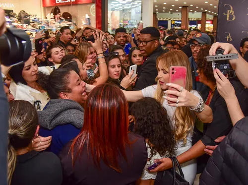 
					Deolane Bezerra causa tumulto durante evento em meio à briga judicial
				
				