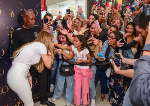 
					Deolane Bezerra causa tumulto durante evento em meio à briga judicial
				
				