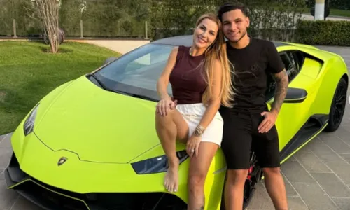 
					Deolane ganha 'mimos' avaliados em R$ 300 mil: 'Dinheiro infinito'
				
				