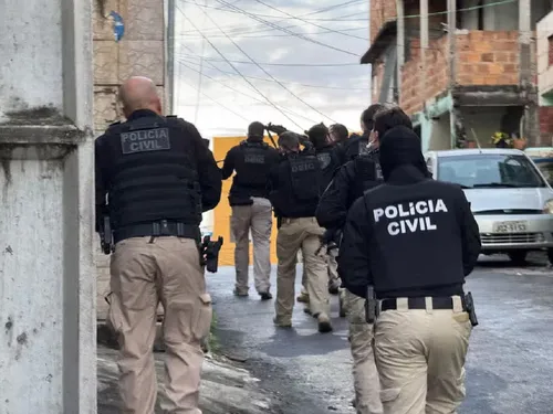 
					Dez são presos e um morre durante operação policial em Salvador
				
				