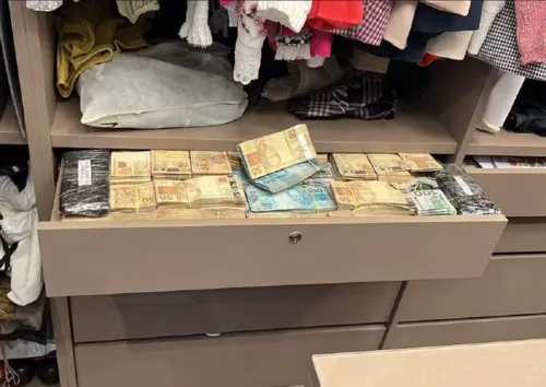
					Dinheiro é encontrado em gavetas de casa de ex-prefeito na Bahia
				
				