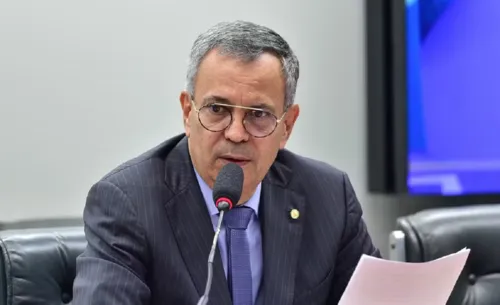 
					Dinheiro é encontrado em gavetas de casa de ex-prefeito na Bahia
				
				