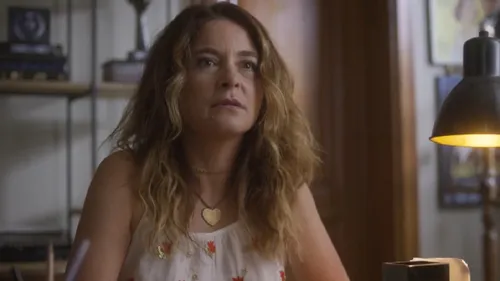 
					'Dona de Mim': Filipa surta e corre risco de vida após morte de Abel
				
				