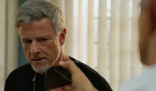 
					Dona de Mim: Jaques entra em pânico ao virar alvo de vingança de vilã
				
				