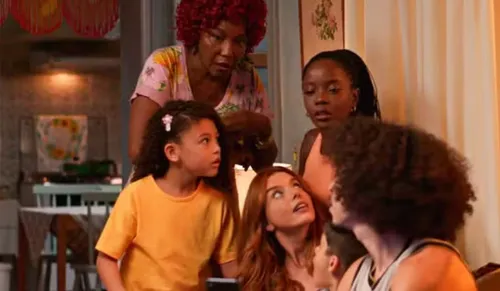 
					'Dona de Mim': Leona dá flagra em Marlon e Bárbara e surta com ciúmes
				
				