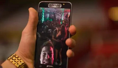 
					'Dona de Mim': Leona dá flagra em Marlon e Bárbara e surta com ciúmes
				
				