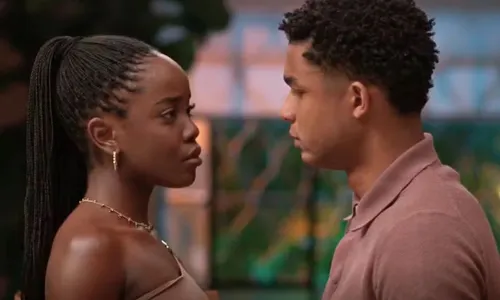 
					'Dona de Mim': Leona dá flagra em Marlon e Bárbara e surta com ciúmes
				
				